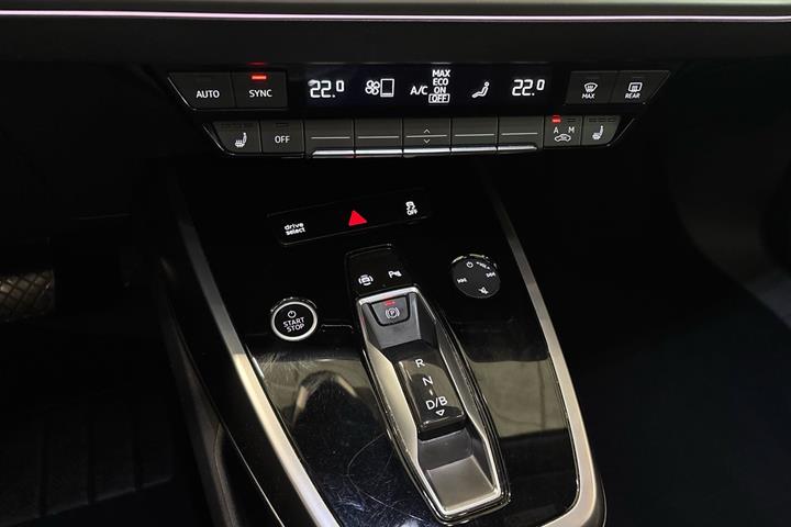 Blå Audi Q4 e-tron fra 2021