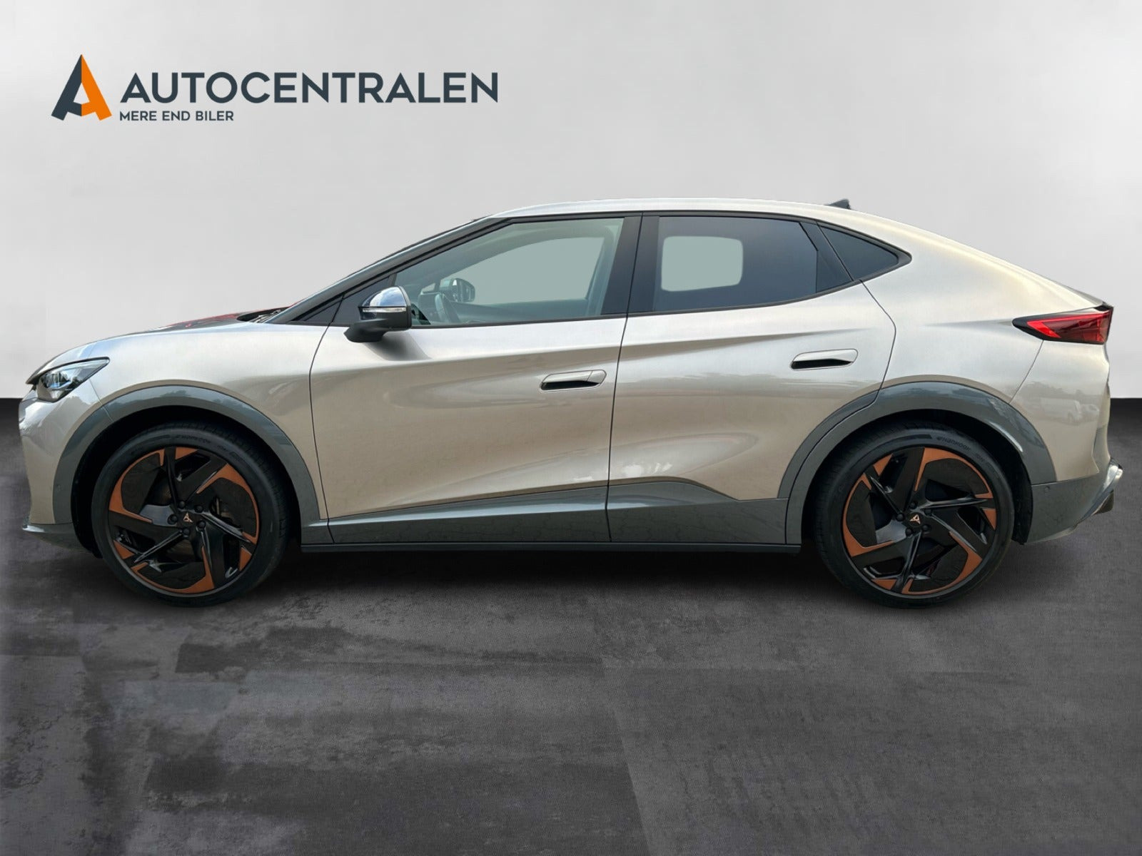 Beige Cupra Tavascan fra 2024