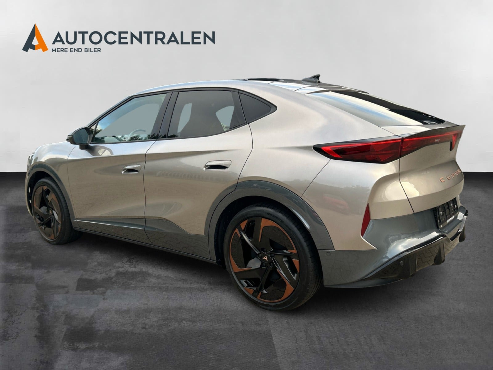 Beige Cupra Tavascan fra 2024