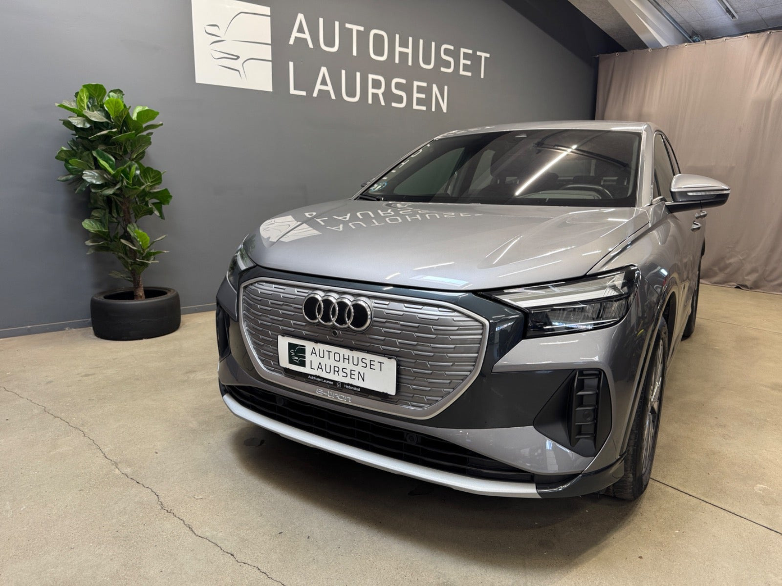 Grå Audi Q4 e-tron fra 2024