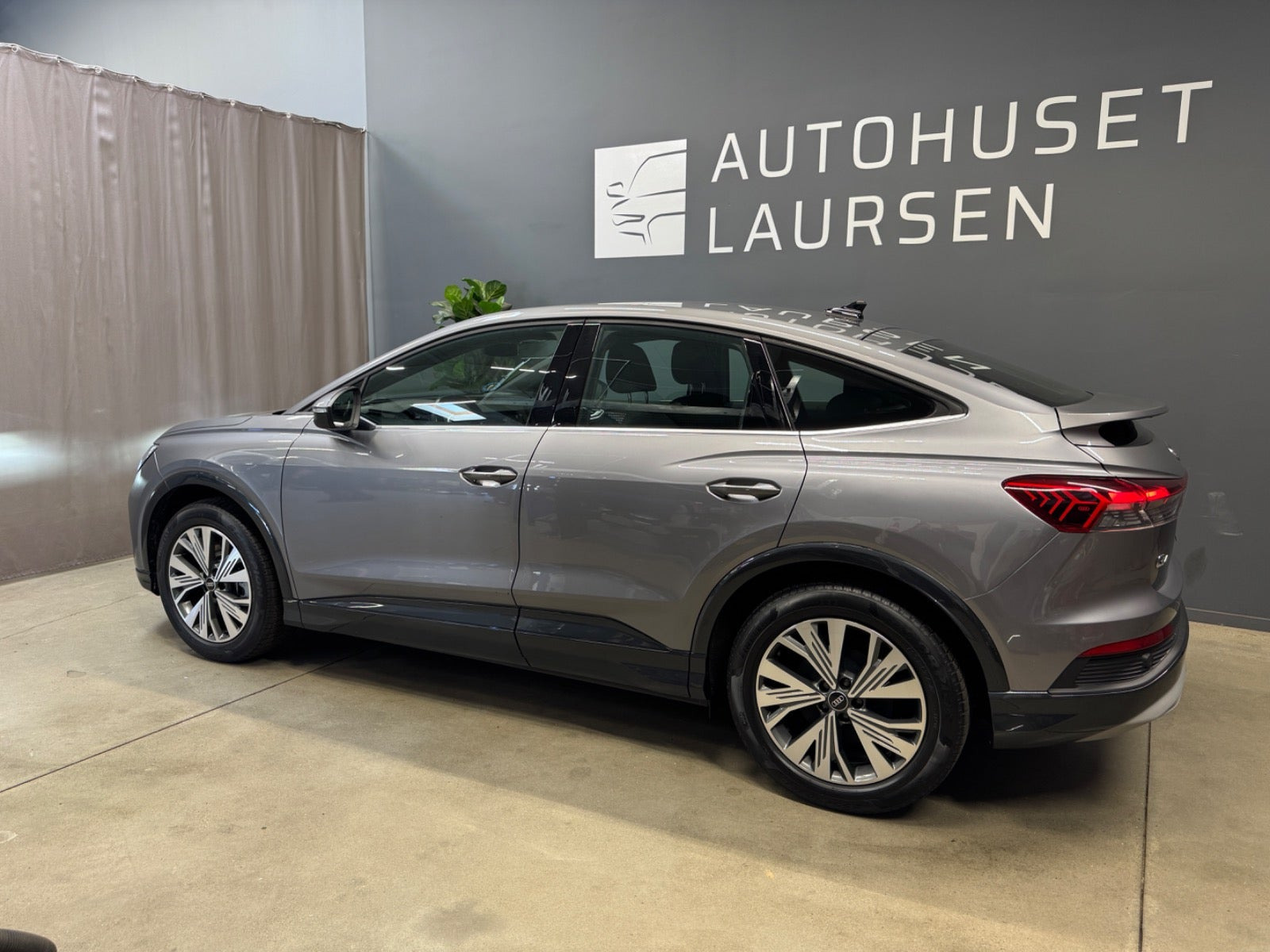 Grå Audi Q4 e-tron fra 2024