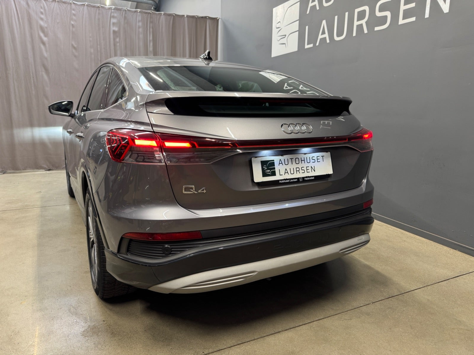Grå Audi Q4 e-tron fra 2024