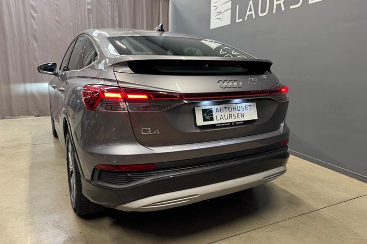 Grå Audi Q4 e-tron fra 2024