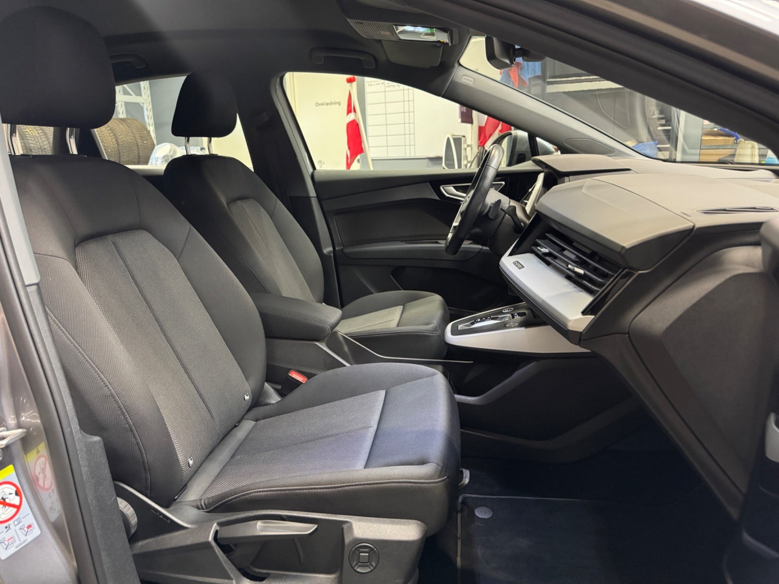Grå Audi Q4 e-tron fra 2024