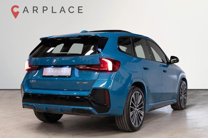 Blå BMW iX1 fra 2023