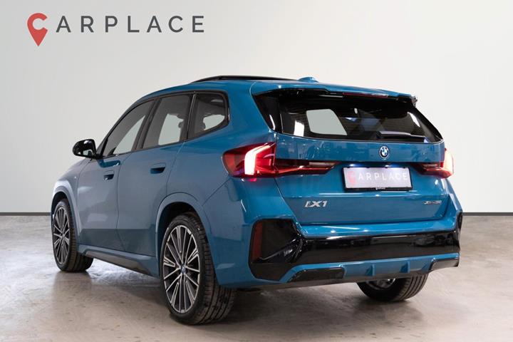 Blå BMW iX1 fra 2023