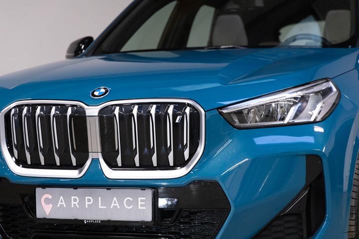 Blå BMW iX1 fra 2023