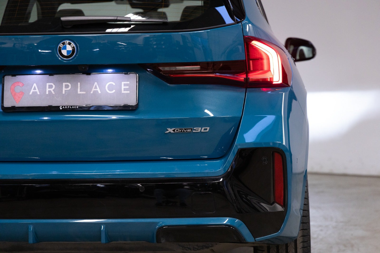 Blå BMW iX1 fra 2023