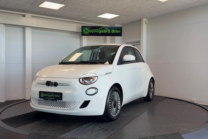 Hvid Fiat 500e fra 2023 set udefra