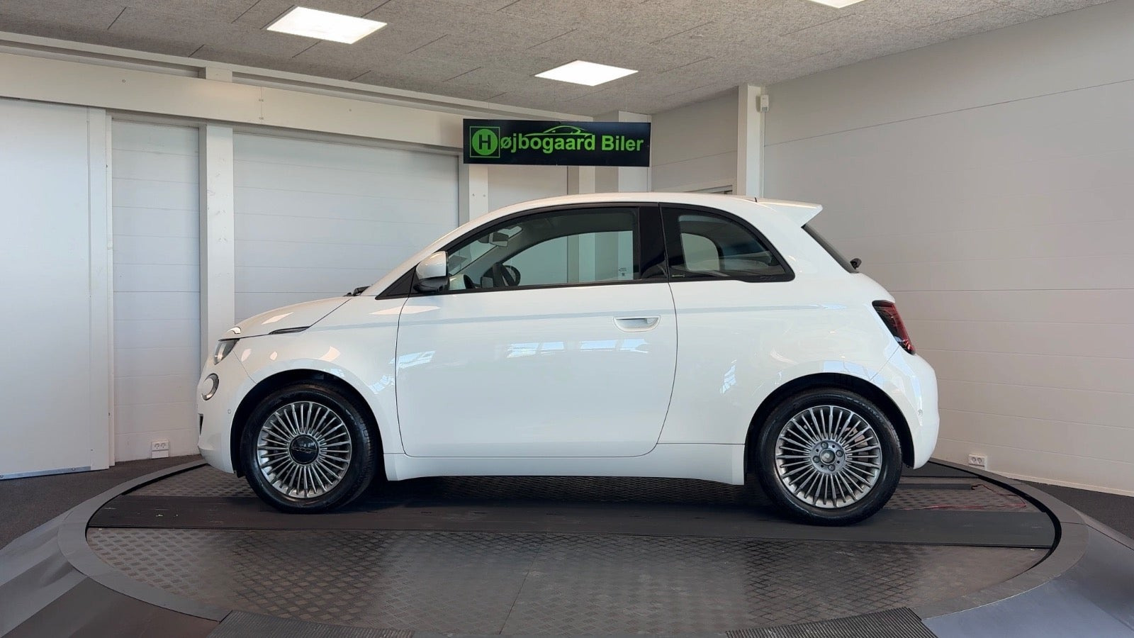 Hvid Fiat 500e fra 2023