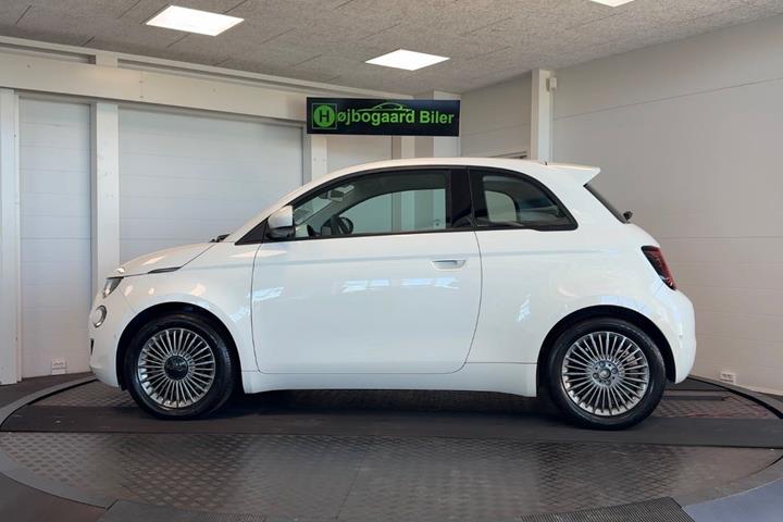 Hvid Fiat 500e fra 2023