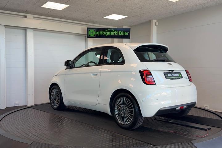 Hvid Fiat 500e fra 2023