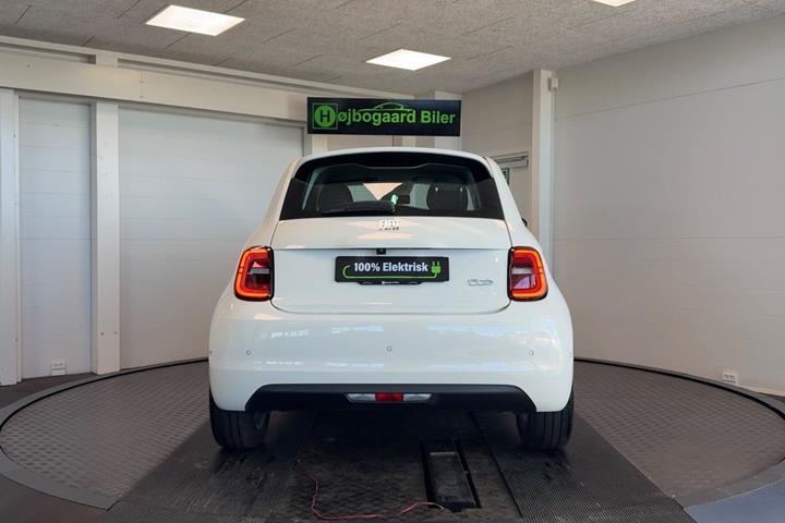 Hvid Fiat 500e fra 2023