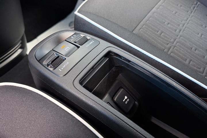 Hvid Fiat 500e fra 2023
