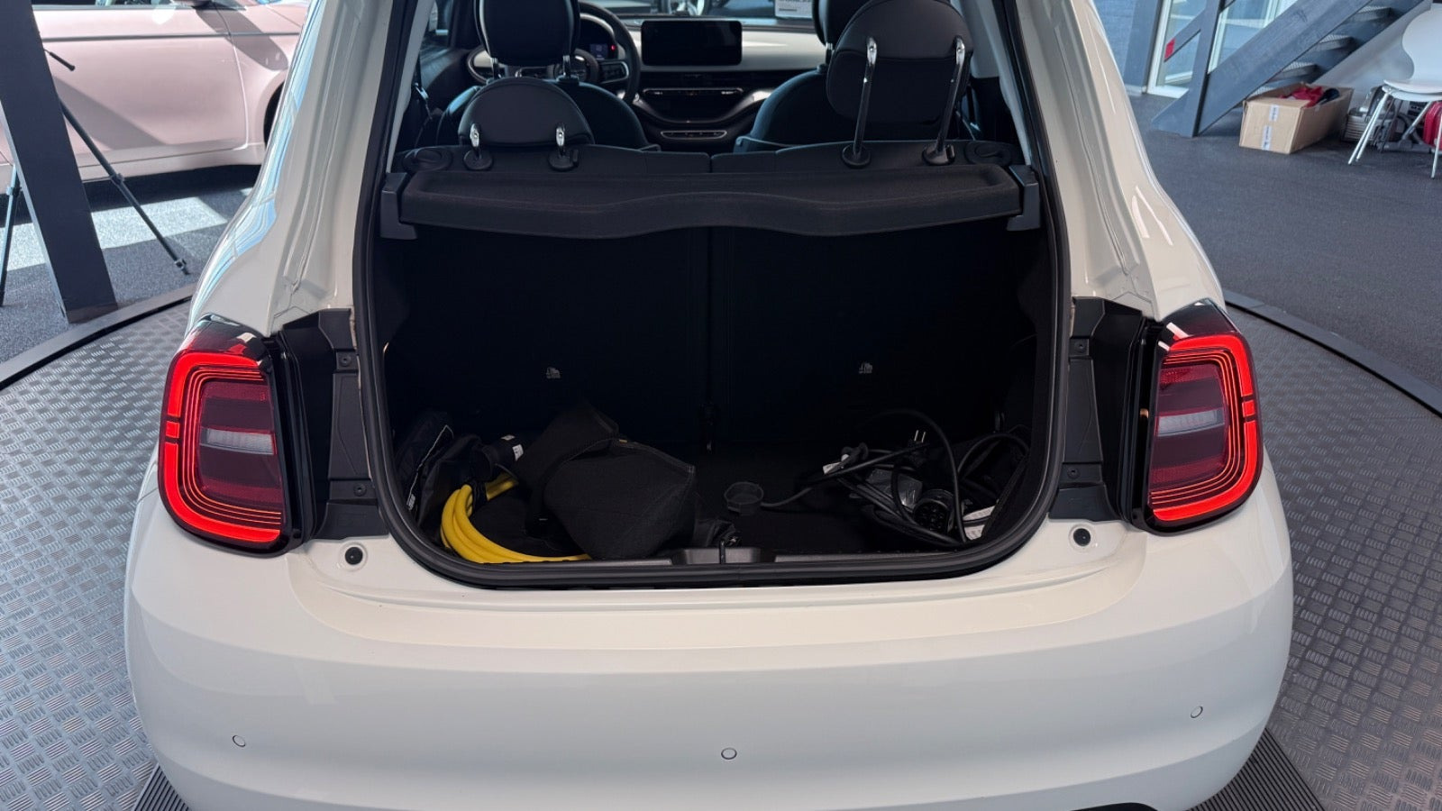 Hvid Fiat 500e fra 2023
