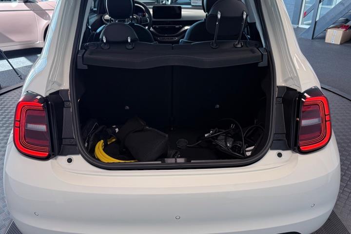 Hvid Fiat 500e fra 2023