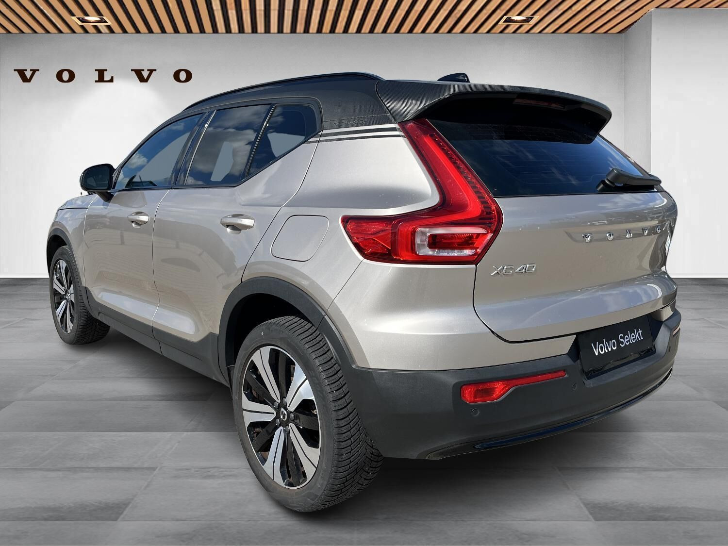 Orange Volvo XC40 fra 2023