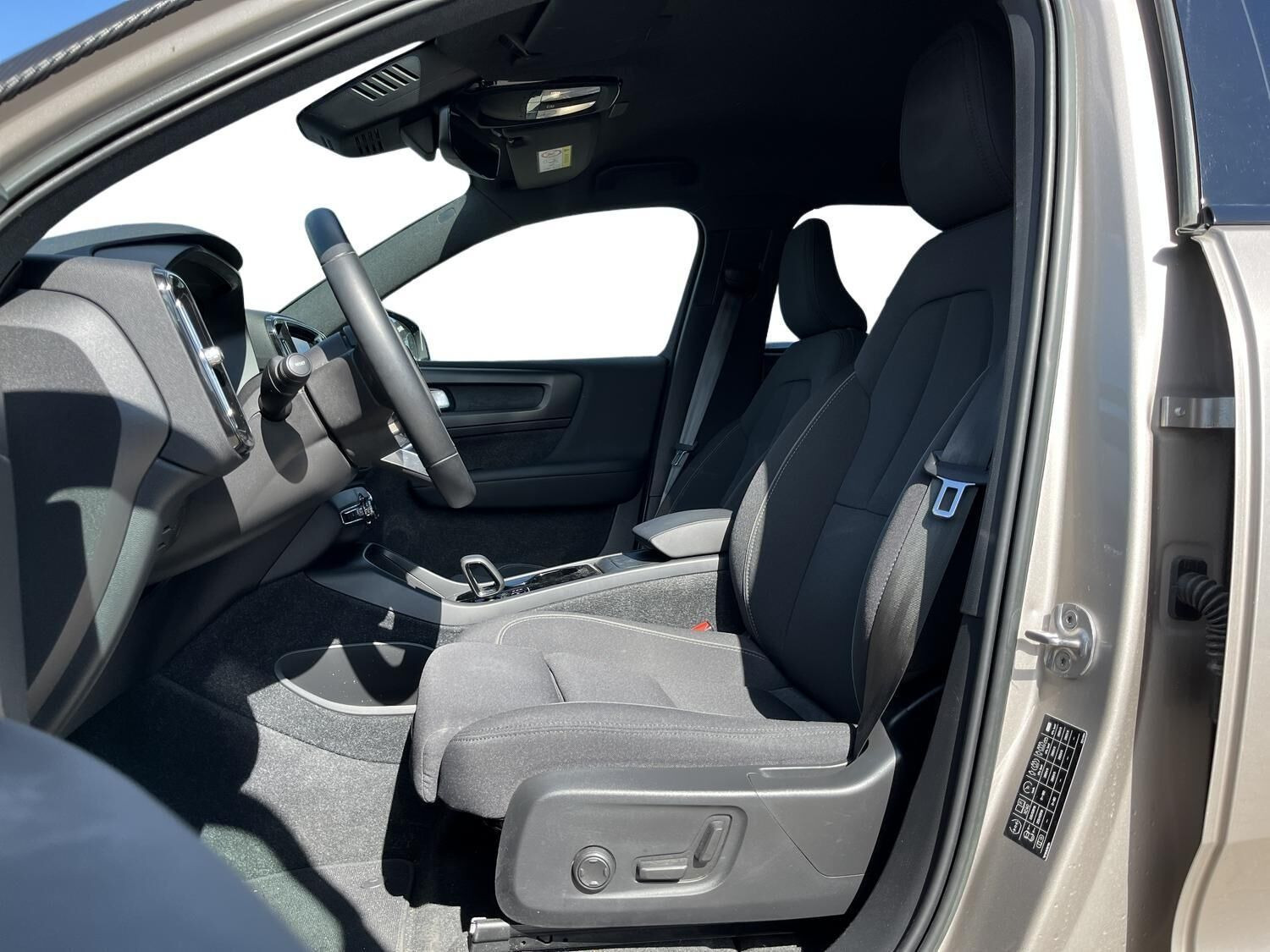 Orange Volvo XC40 fra 2023