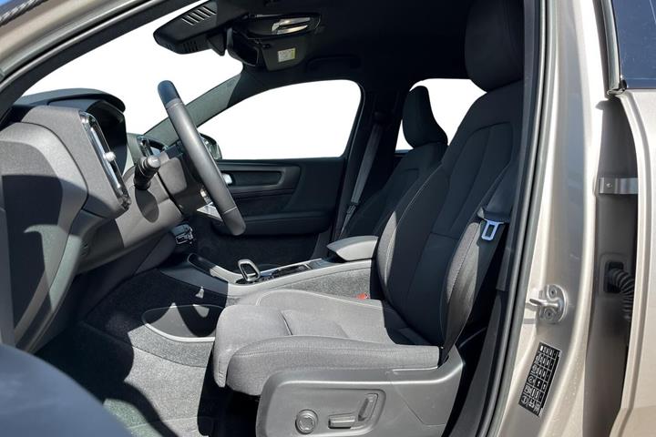 Orange Volvo XC40 fra 2023