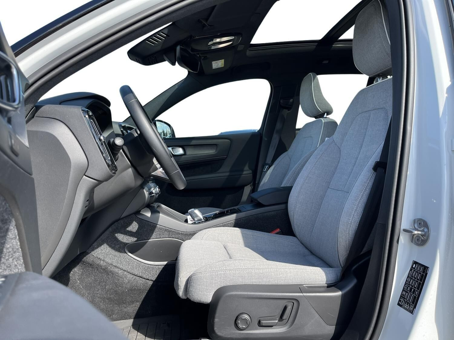 Hvid Volvo EX40 fra 2025