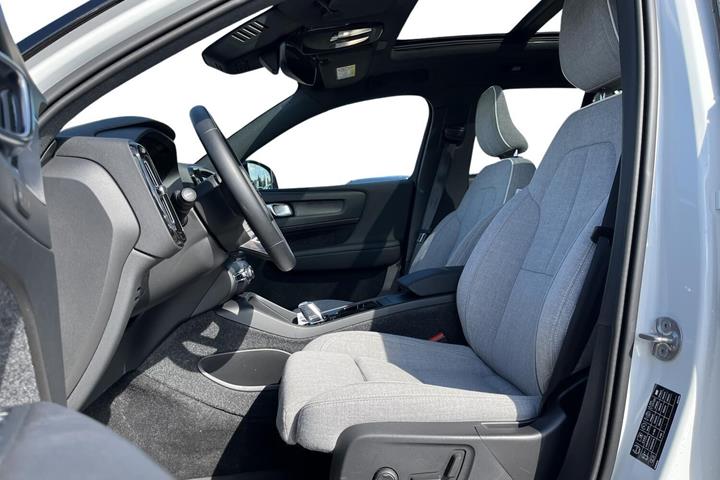Hvid Volvo EX40 fra 2025
