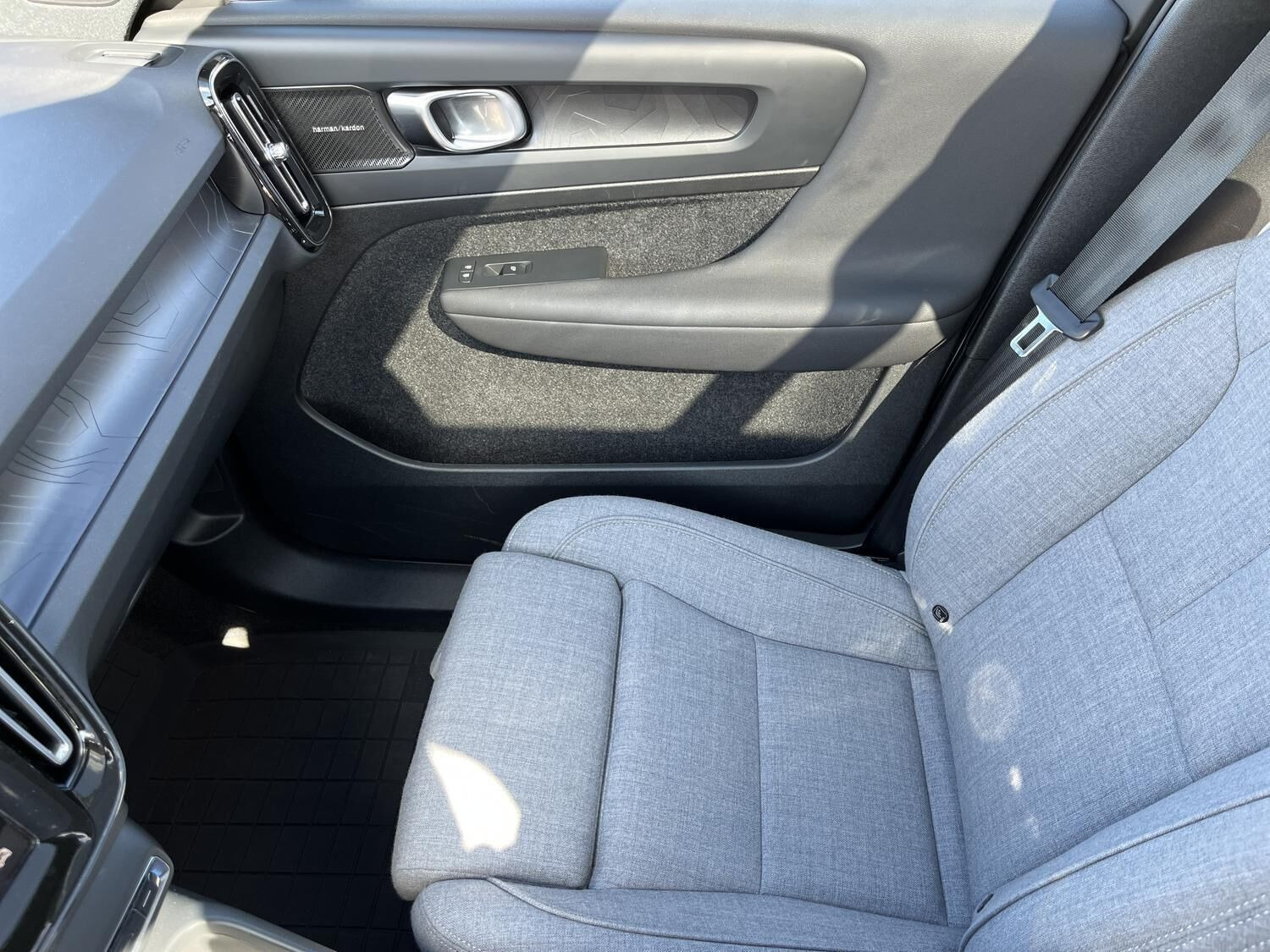 Hvid Volvo EX40 fra 2025
