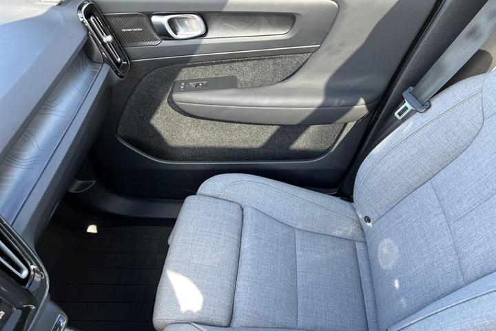 Hvid Volvo EX40 fra 2025