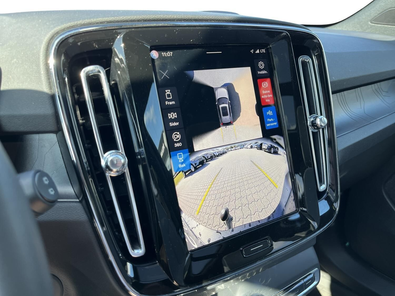 Hvid Volvo EX40 fra 2025