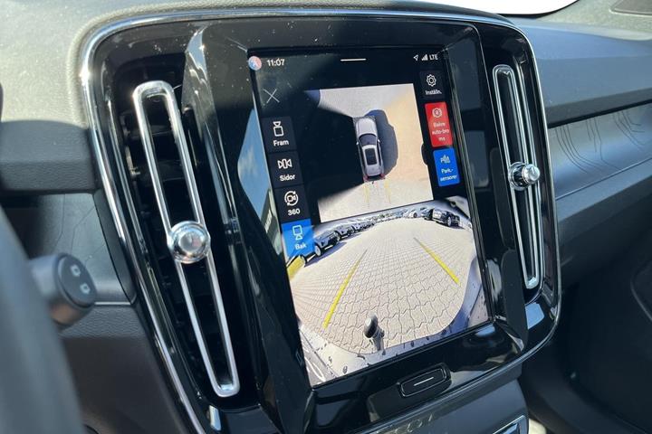 Hvid Volvo EX40 fra 2025