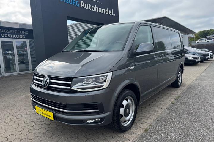 Grå VW Transporter fra 2019 set udefra
