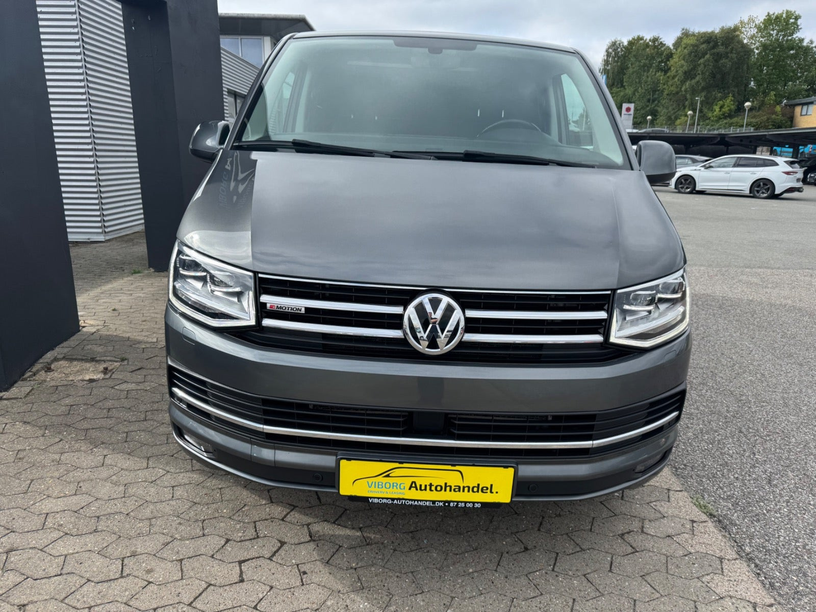 Grå VW Transporter fra 2019