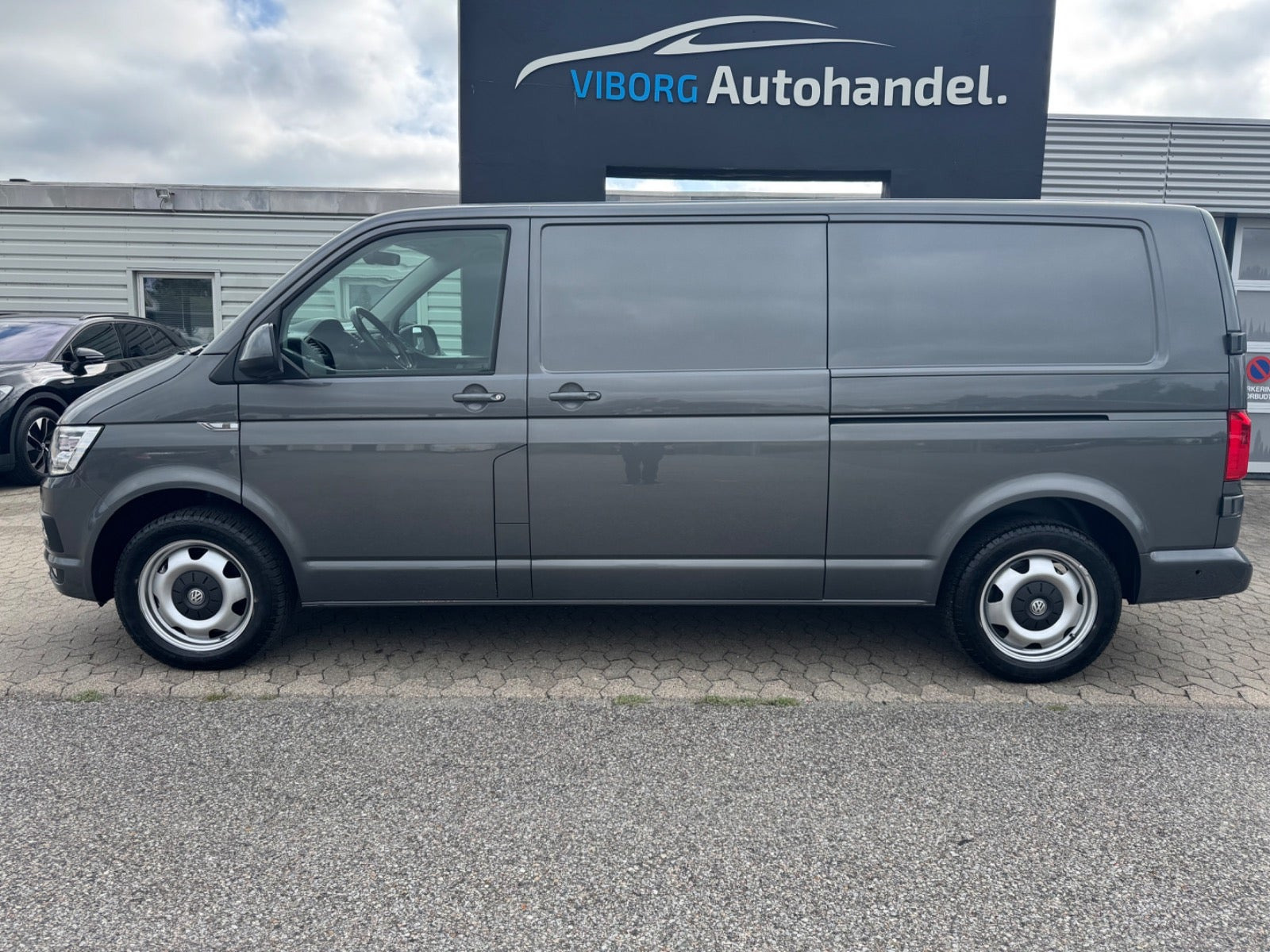 Grå VW Transporter fra 2019
