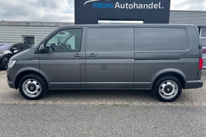 Grå VW Transporter fra 2019