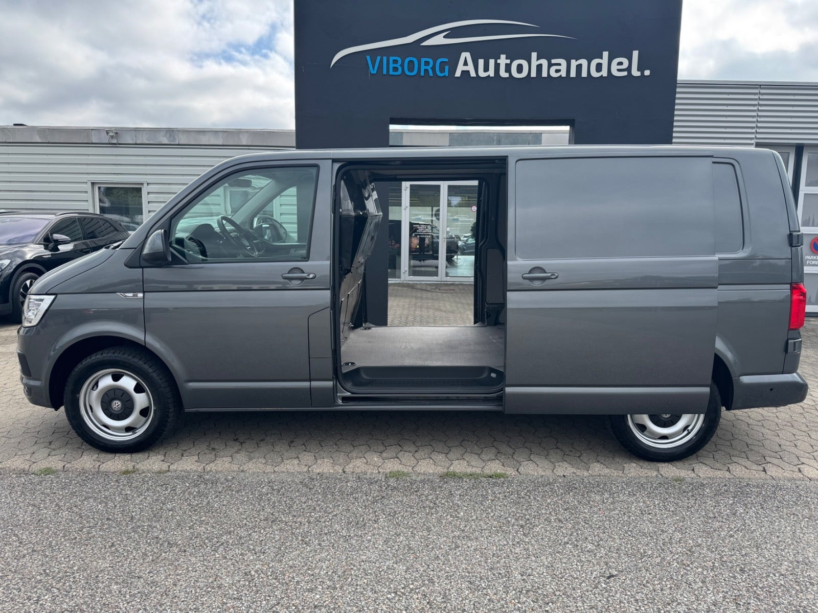 Grå VW Transporter fra 2019