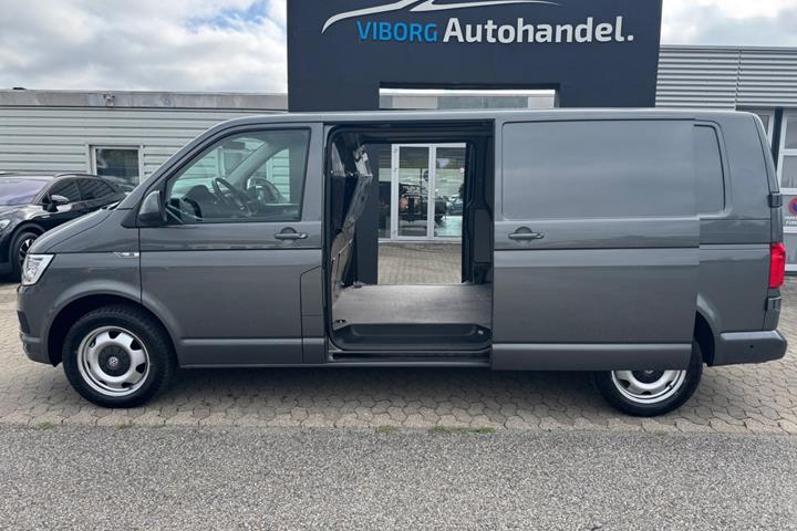 Grå VW Transporter fra 2019