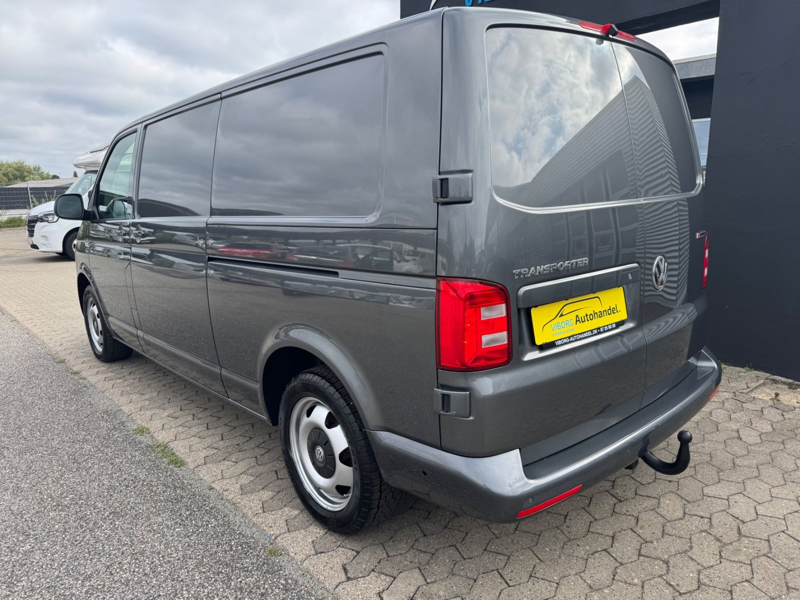 Grå VW Transporter fra 2019