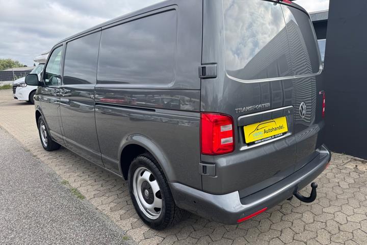 Grå VW Transporter fra 2019