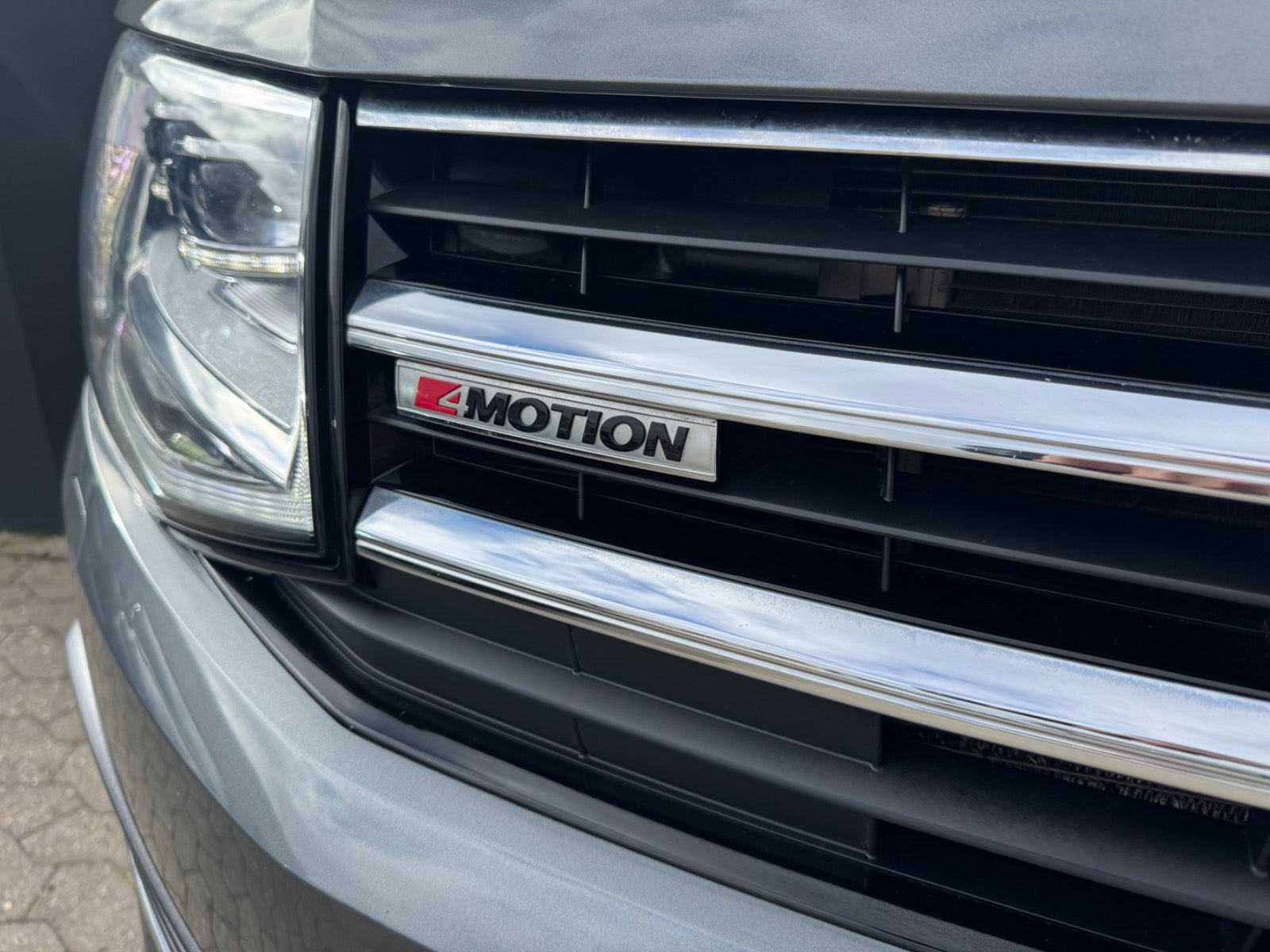 Grå VW Transporter fra 2019