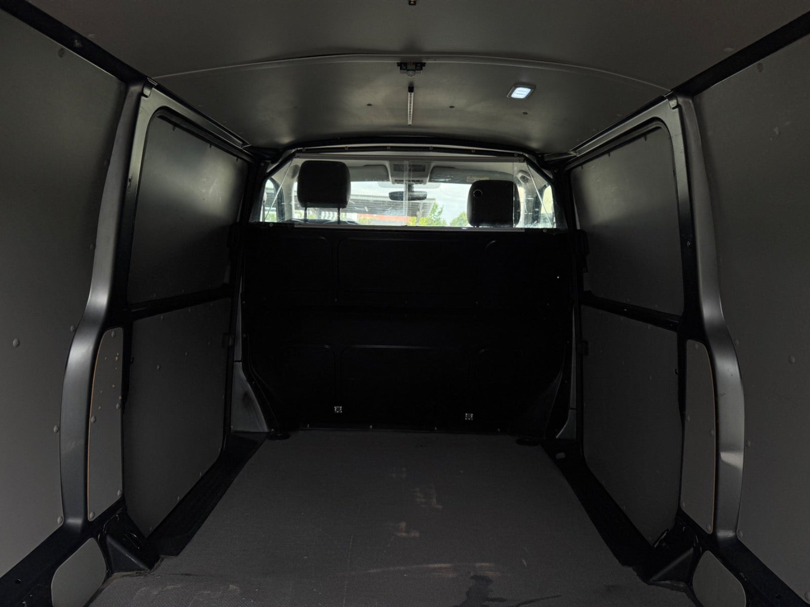 Grå VW Transporter fra 2019