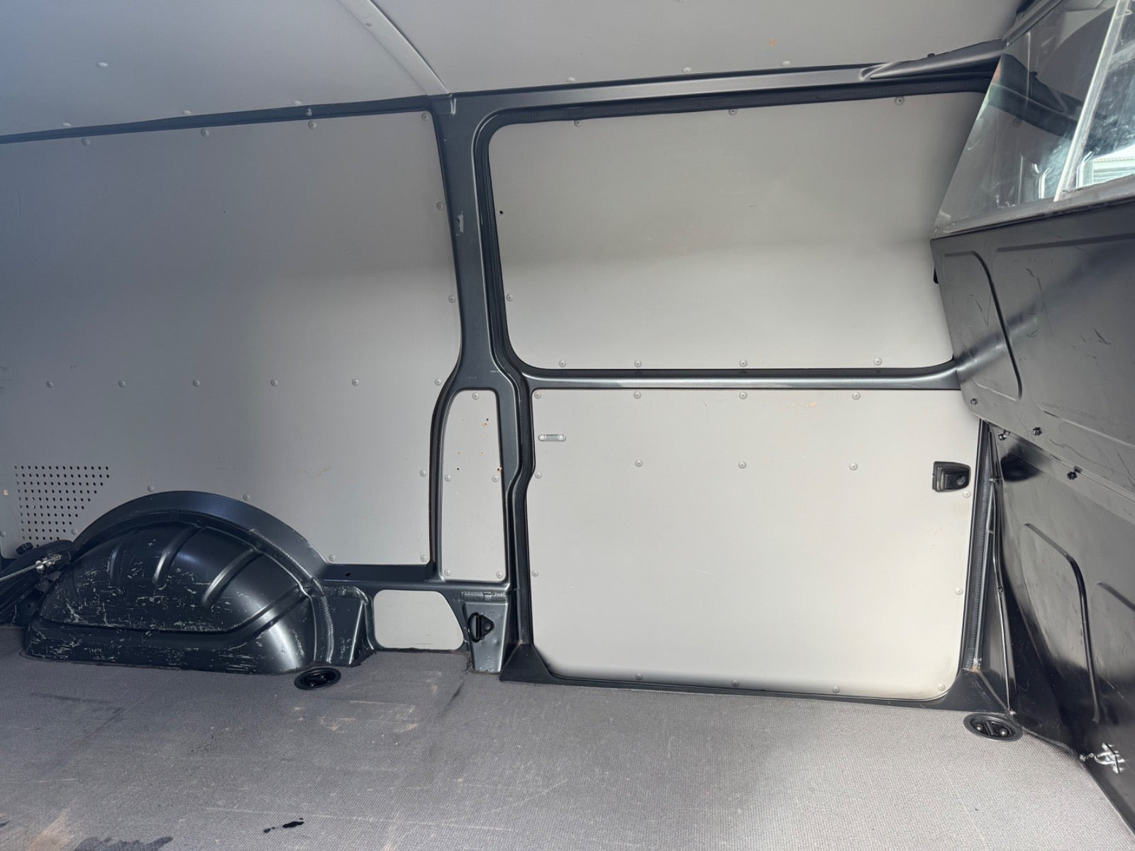 Grå VW Transporter fra 2019