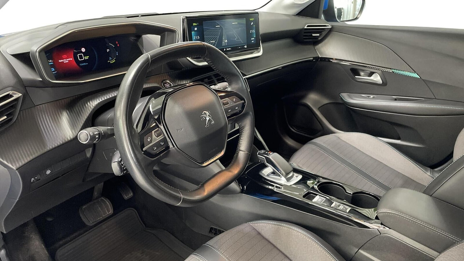 Blå Peugeot e-208 fra 2021