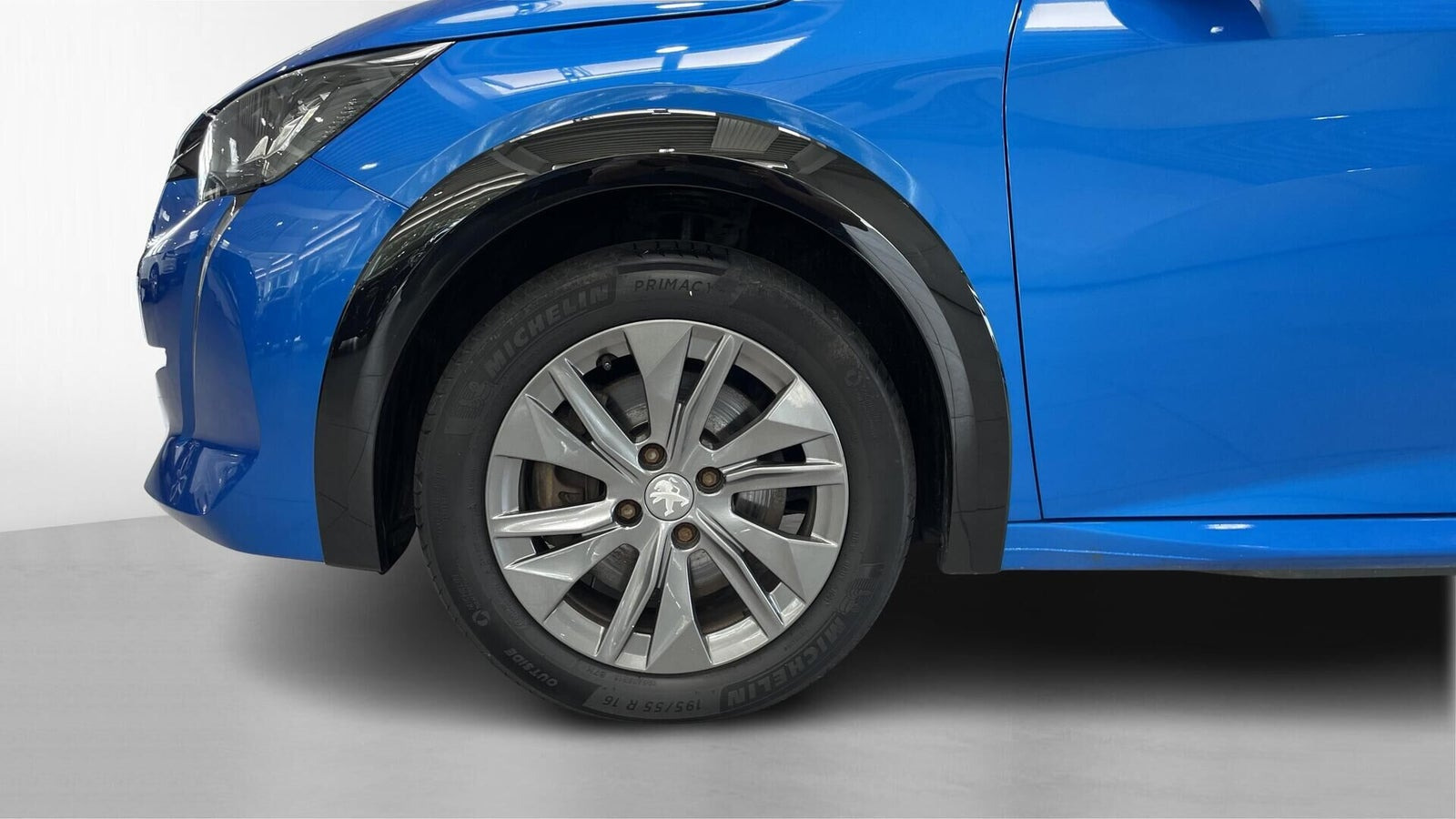 Blå Peugeot e-208 fra 2021