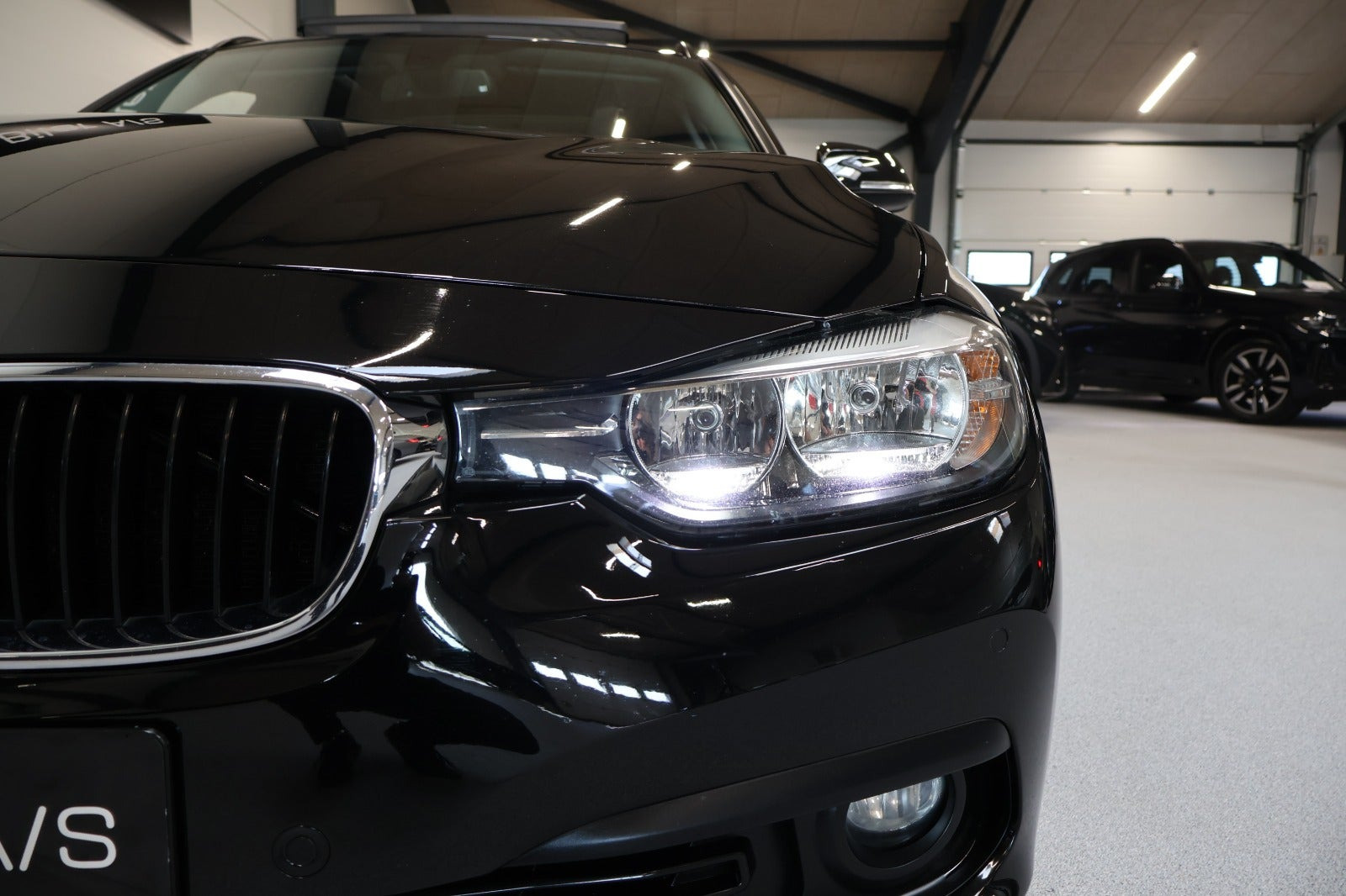 Sort BMW 320i fra 2015