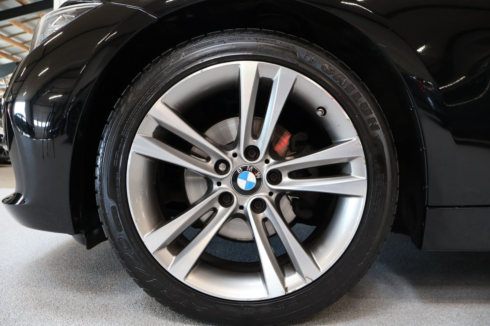 Sort BMW 320i fra 2015