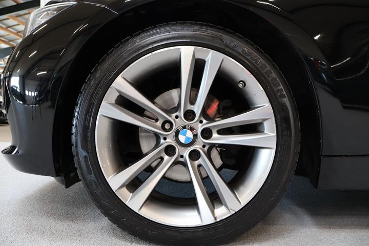 Sort BMW 320i fra 2015