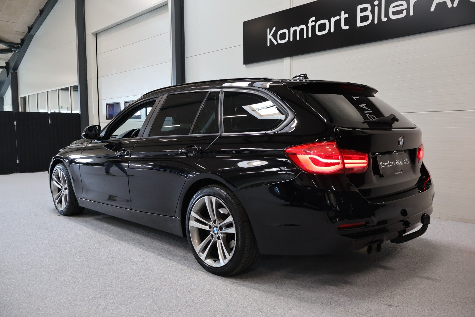Sort BMW 320i fra 2015