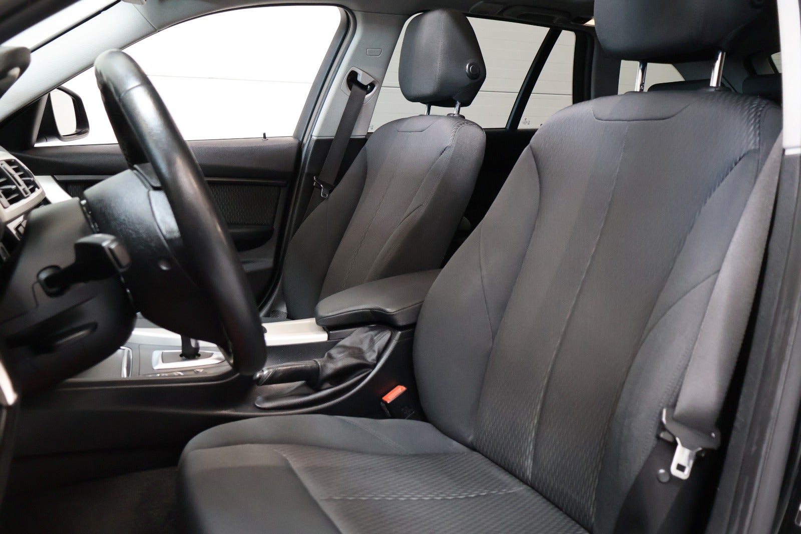 Sort BMW 320i fra 2015