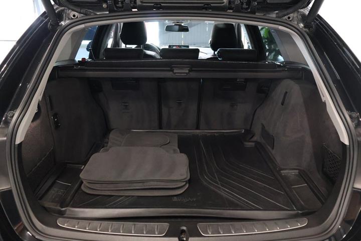 Sort BMW 320i fra 2015
