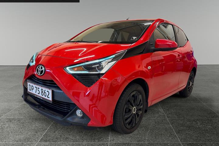 Rød Toyota Aygo fra 2021 set udefra