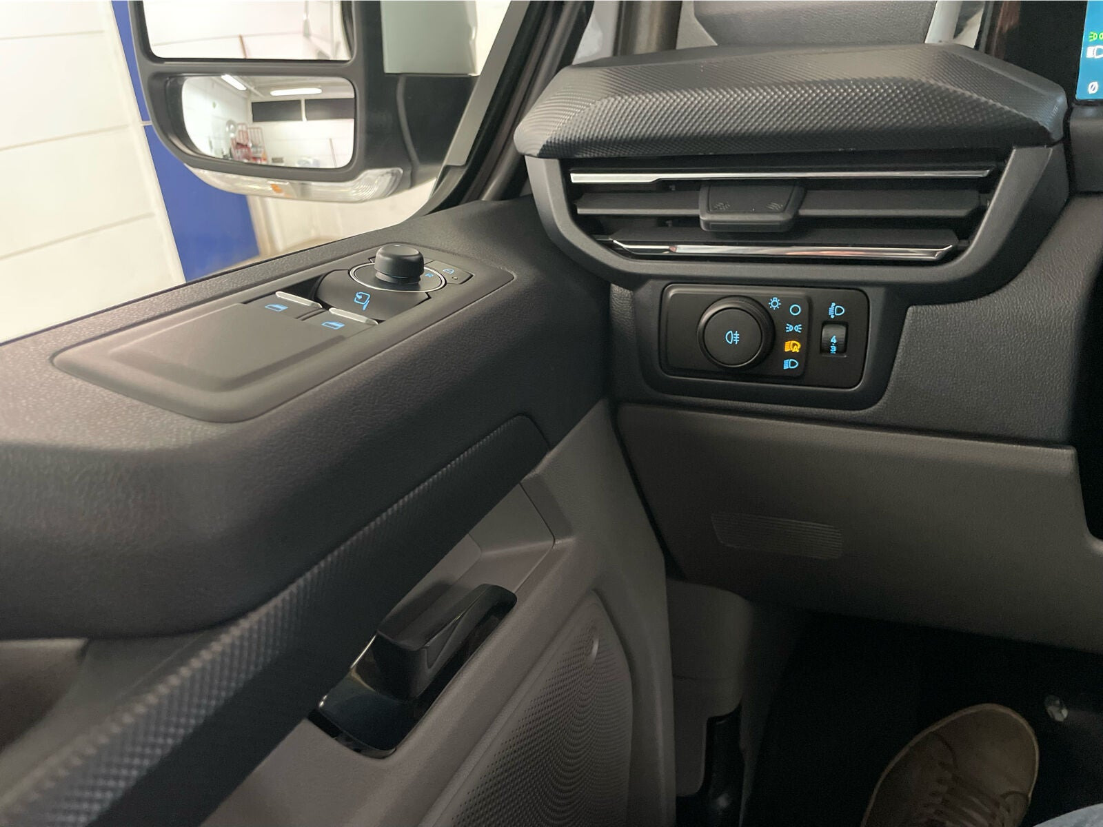 Hvid Ford E-Transit Custom 320 L1 fra 2026